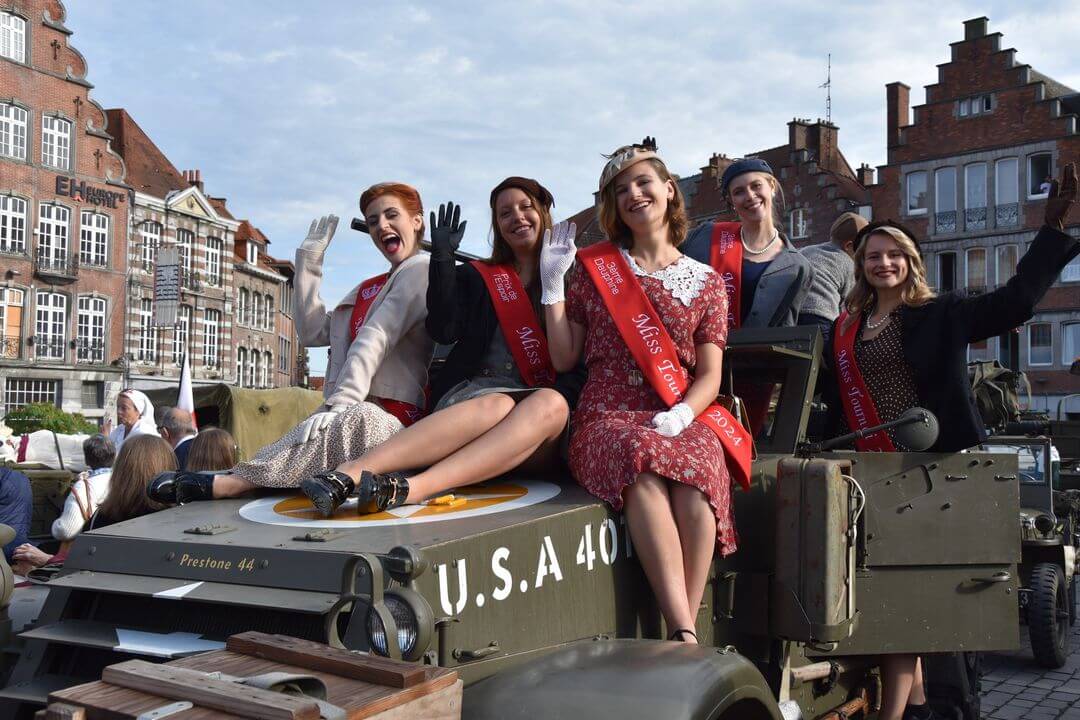 Miss France 2023 lors de la cérémonie du 80ème anniversaire de la libération de 1944, rendant hommage aux troupes.