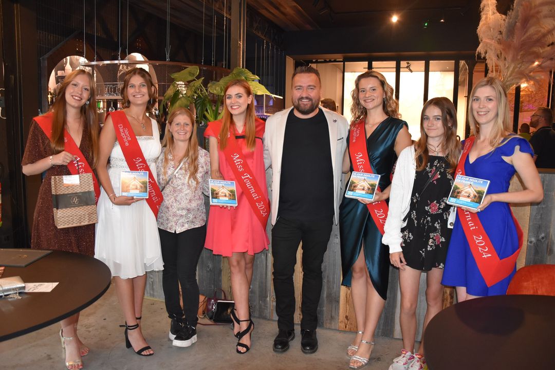 Podium de Miss Tournai 2024 avec cadeaux offerts par Gregory Dinoir et Véronique du Café de Paris.