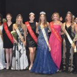 Le podium des gagnantes de l'élection de Miss Roubaix Métropole 2023 enclins avec leurs couronnes et écharpes royales.