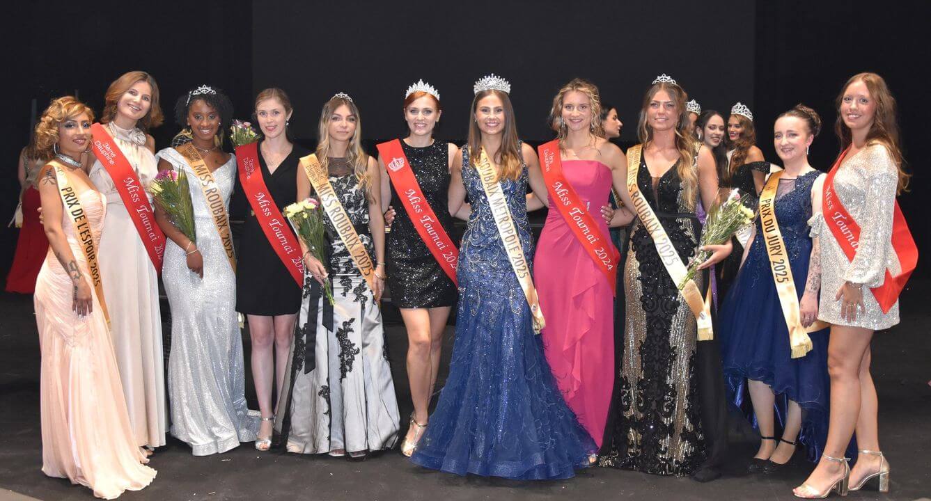 Le podium des gagnantes de l'élection de Miss Roubaix Métropole 2023 enclins avec leurs couronnes et écharpes royales.