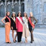 Camille Platroz, Julie Goyé, et Wanessa Osewska visitant des lieux emblématiques de Tournai, Belgique, entourées par des participants locaux.