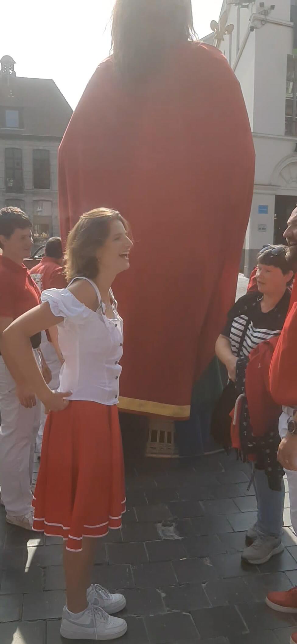 Lola Hespel porte un géant lors d'une épreuve risquée; Miss France relève le défi avec courage.