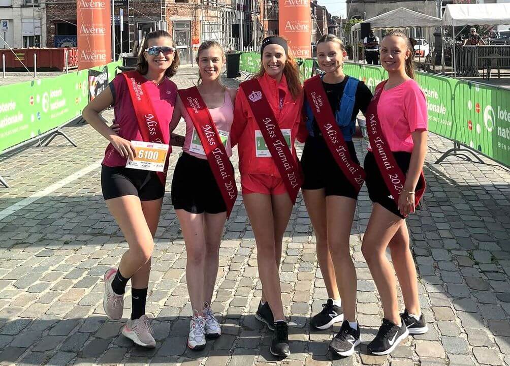 Miss Tournai courent pour soutenir la recherche contre le cancer : Lola Vancoppenolle, Lola Hespel, Kimberly Prayez, Cyrielle Gouat, Catherine Choquet.