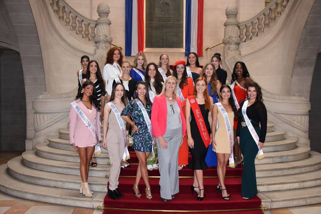 Miss Tournai Lola et Corine Delesie à la mairie de Roubaix accueillant les candidates de Miss Internationale France.