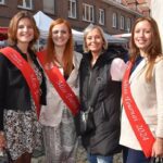 "Les Miss Tournai parcourent la braderie de Tournai, avec Lola Vancoppenolle et Lola Hespel en tête, entourées de la foule."