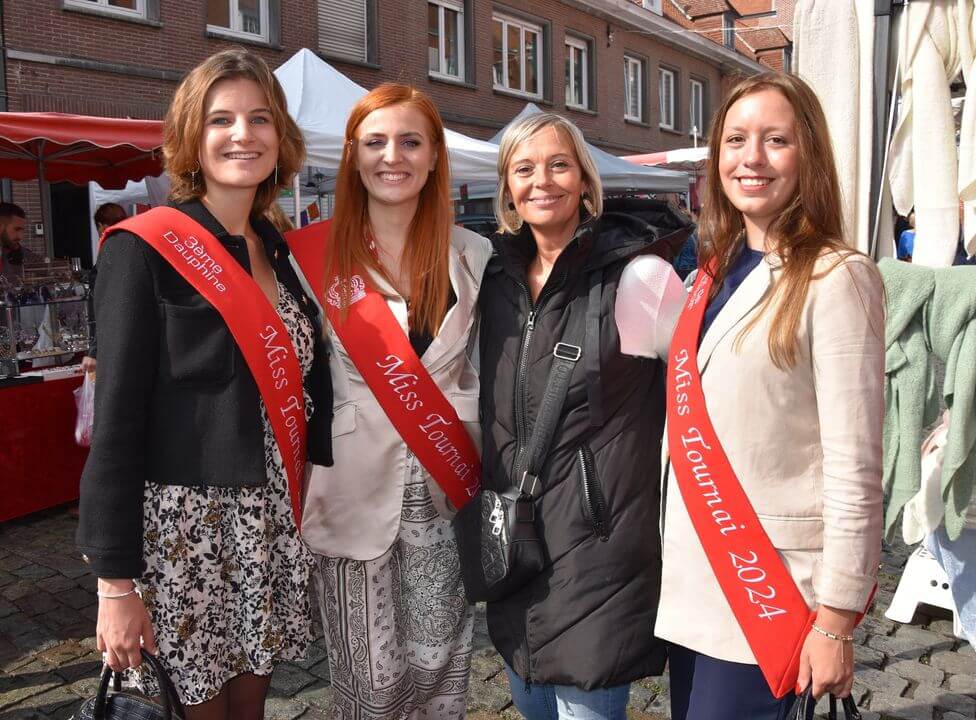 "Les Miss Tournai parcourent la braderie de Tournai, avec Lola Vancoppenolle et Lola Hespel en tête, entourées de la foule."