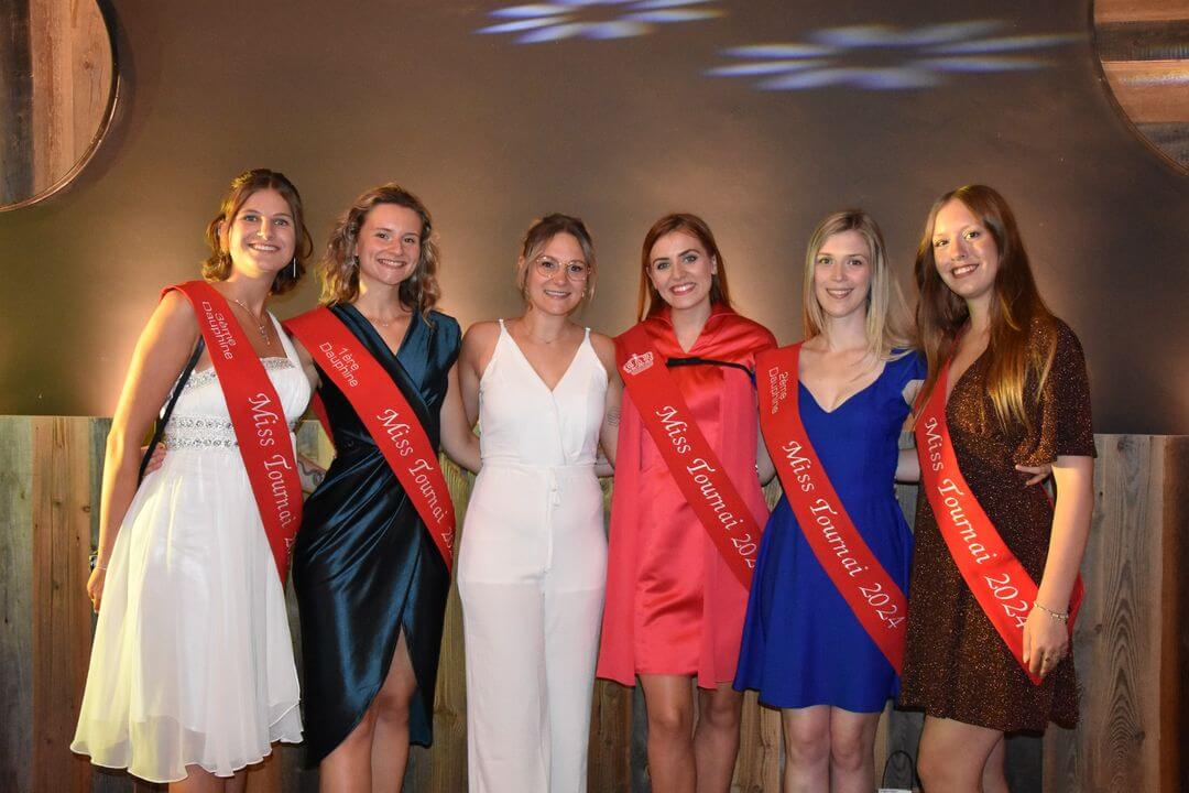 Miss Tournai devant le château d'Antoing pour l'élection de Miss Antoing, participants et ambiance festive.