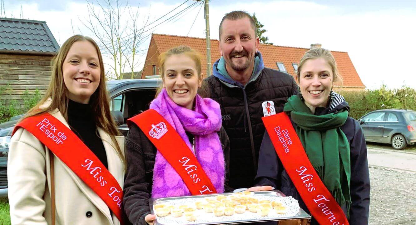 Les Miss Tournai à la Marche des Gourmands de Rongy avec Lola Vancoppenolle, Cyrielle Gouat et Kimberly Prayez.