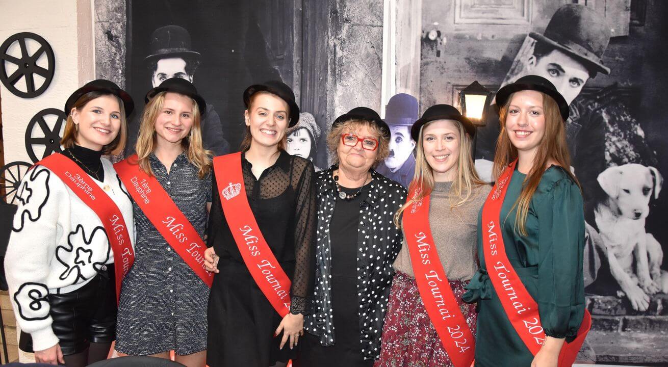 Les Miss Tournai dégustant un repas fromage organisé par Les Leongs T'Chus au profit de la Saint-Nicolas à CHwapi.