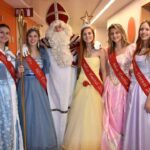 Miss Tournai partageant un moment joyeux avec Saint Nicolas au CHwapi.