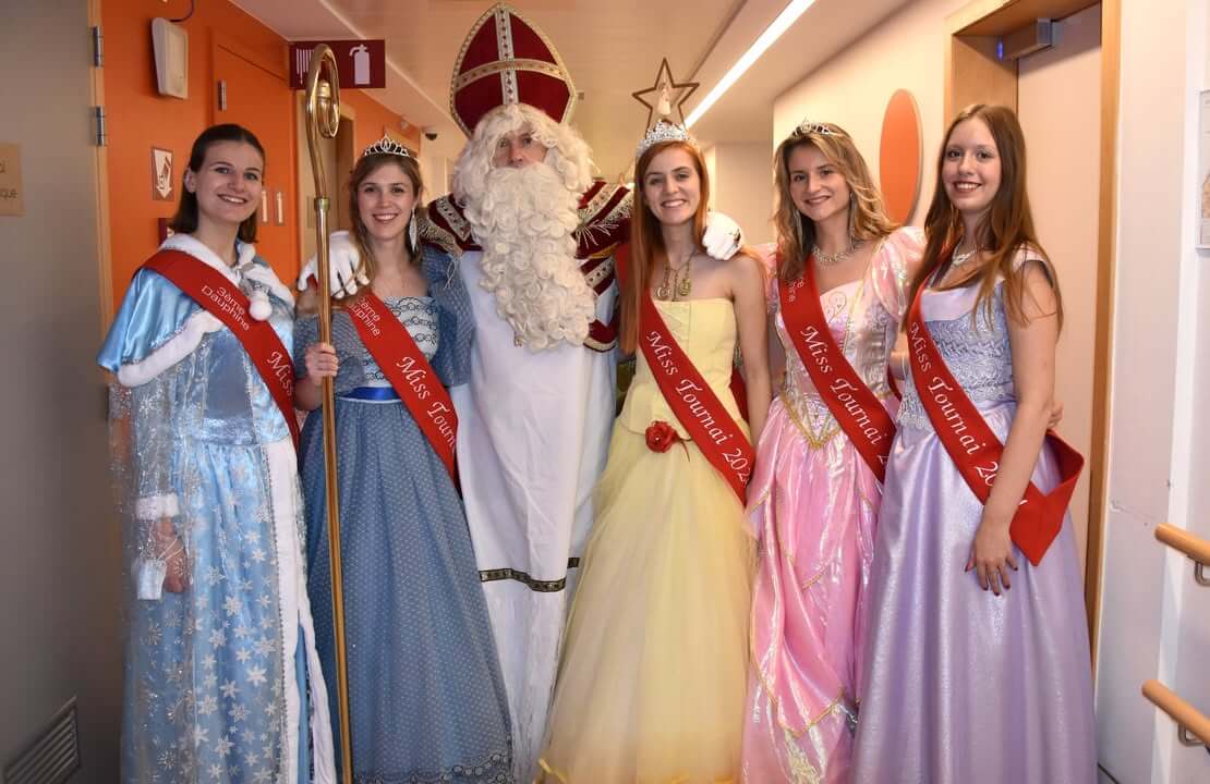 Miss Tournai partageant un moment joyeux avec Saint Nicolas au CHwapi.