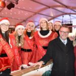 Miss Tournai et Miss Hainaut souriantes au marché de Noël de Tournai, Grand-Place, décembre.