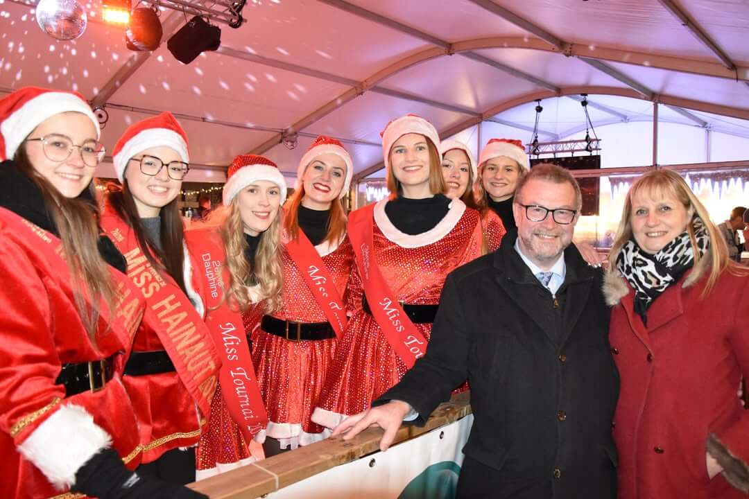 Miss Tournai et Miss Hainaut souriantes au marché de Noël de Tournai, Grand-Place, décembre.