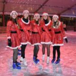 Des miss de Tournai patinent joyeusement sur la glace durant un moment festif et convivial.