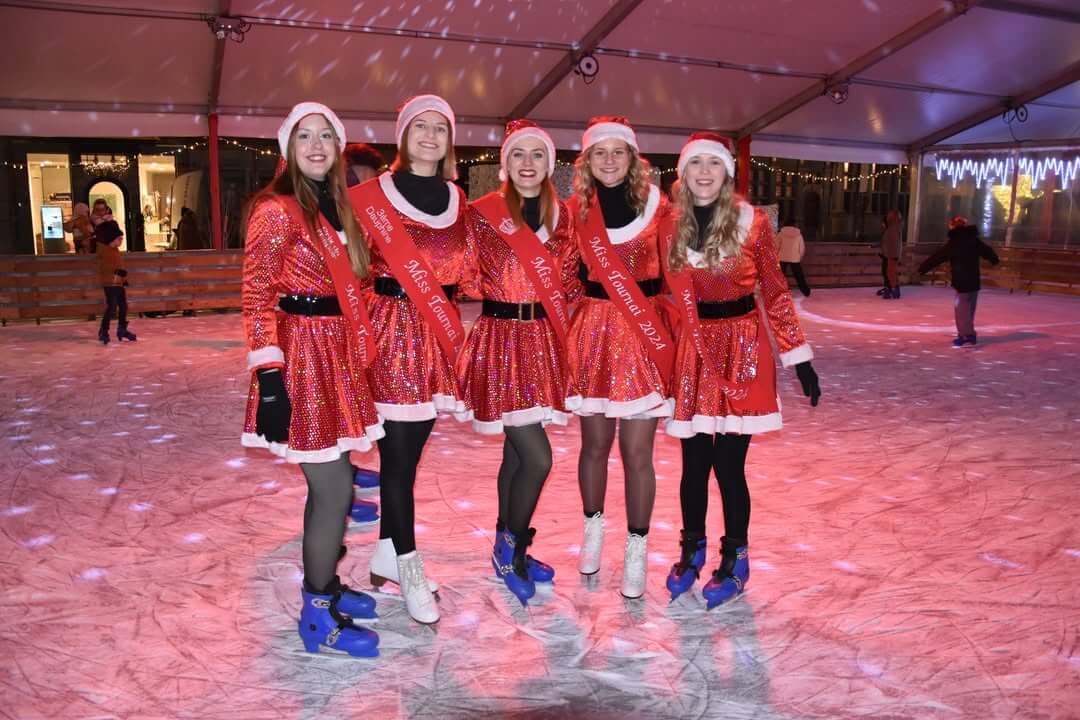 Des miss de Tournai patinent joyeusement sur la glace durant un moment festif et convivial.