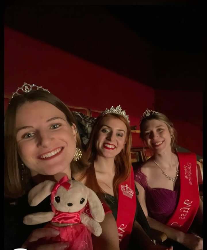 "Concours de beauté Miss Peruwelz avec Missette en compétition, souriante en robe élégante."