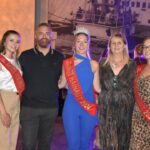 Jeunes femmes élues de Tournai posant avant leur présentation à Dour vendredi soir.