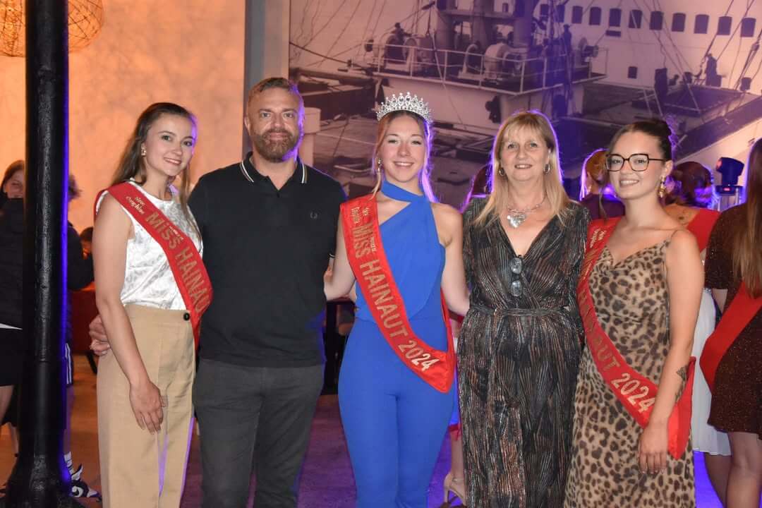 Jeunes femmes élues de Tournai posant avant leur présentation à Dour vendredi soir.