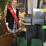 Les Miss Tournai posent avec exposants au salon BelHabitat, Tournai, événement architecture et construction.