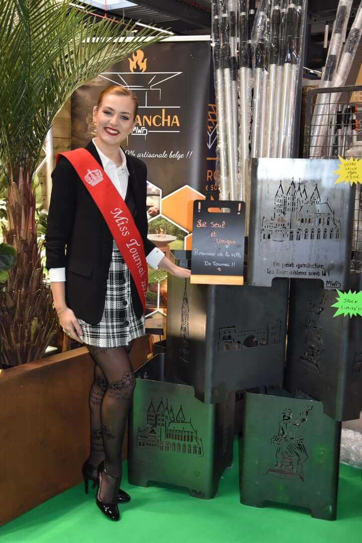 Les Miss Tournai posent avec exposants au salon BelHabitat, Tournai, événement architecture et construction.