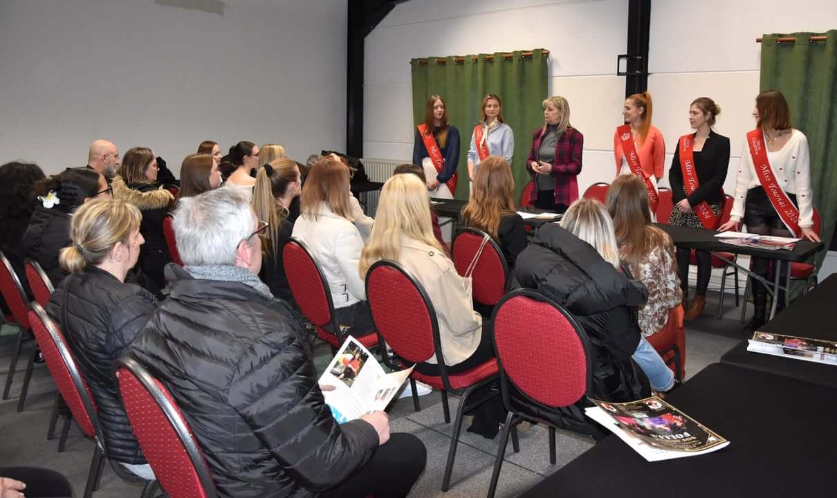 Candidates du concours Miss Tournai 2025 posant lors d'une réunion d'information avant la cérémonie.