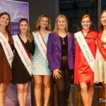 Candidats Miss Tournai 2025 en scène, souriantes et élégantes, prêtes pour la compétition régionale importante.