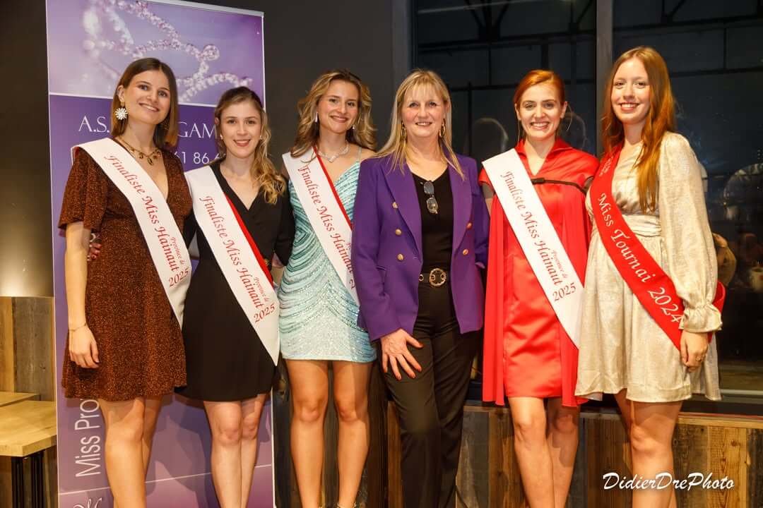 Candidats Miss Tournai 2025 en scène, souriantes et élégantes, prêtes pour la compétition régionale importante.