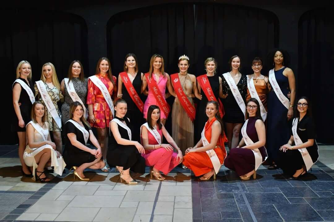 Candidats Miss Tournai 2025 en robes élégantes, prêtes pour le concours de mai.