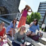 Candidates Miss Tournai en répétition près du pont des trous par temps ensoleillé.