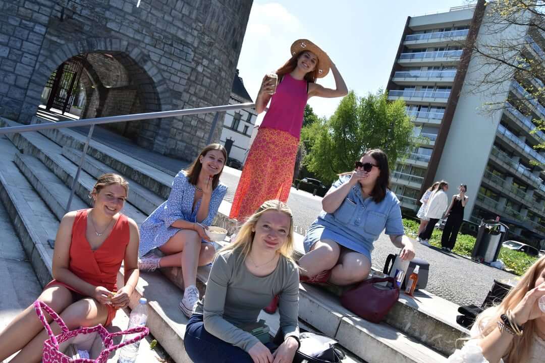 Candidates Miss Tournai en répétition près du pont des trous par temps ensoleillé.
