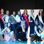 Podium Miss Tournai 2025 avec candidates, rencontre Miss Pecq Val d’Escaut. Initiatrice: Véronique Marain.