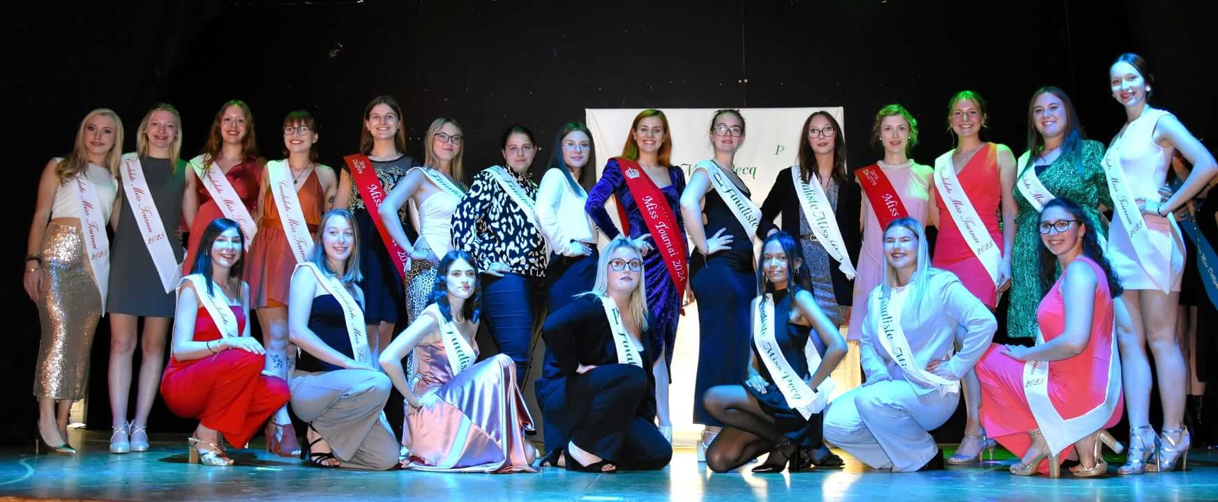 Podium Miss Tournai 2025 avec candidates, rencontre Miss Pecq Val d’Escaut. Initiatrice: Véronique Marain.