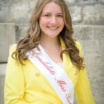 Caroline Choquet, candidate n°8 pour Miss Tournai 2025, posant en robe élégante; étudiante, 17 ans de Kain.