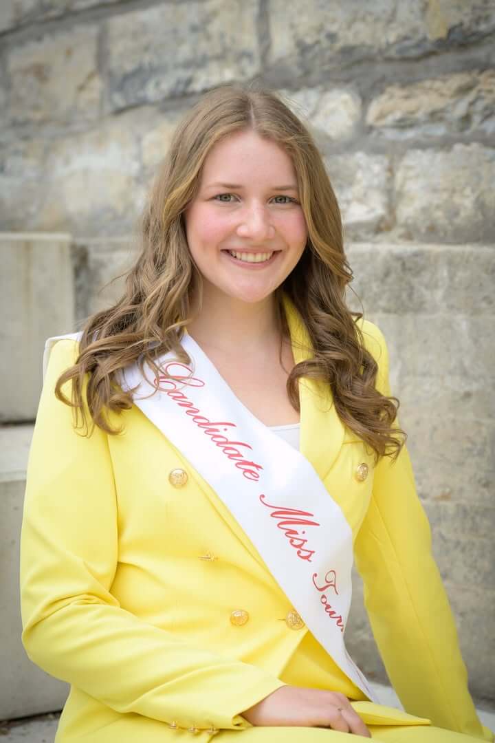 Caroline Choquet, candidate n°8 pour Miss Tournai 2025, posant en robe élégante; étudiante, 17 ans de Kain.