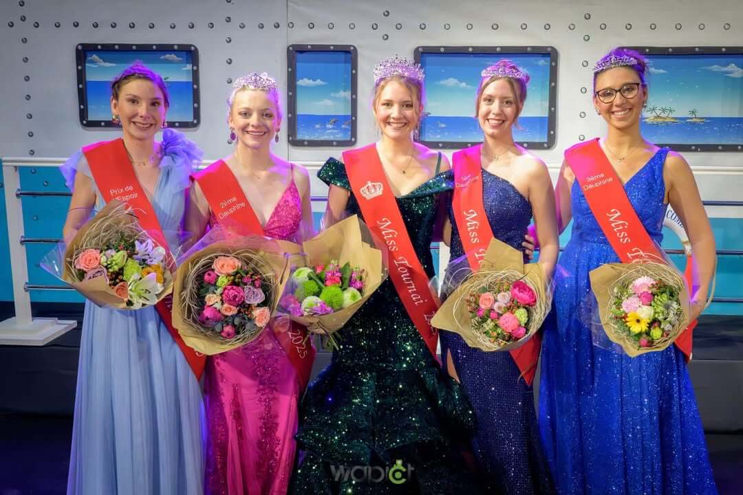 Caroline Choquet couronnée Miss Tournai 2023 avec ses dauphines lors de la soirée « La Croisière s’amuse »
