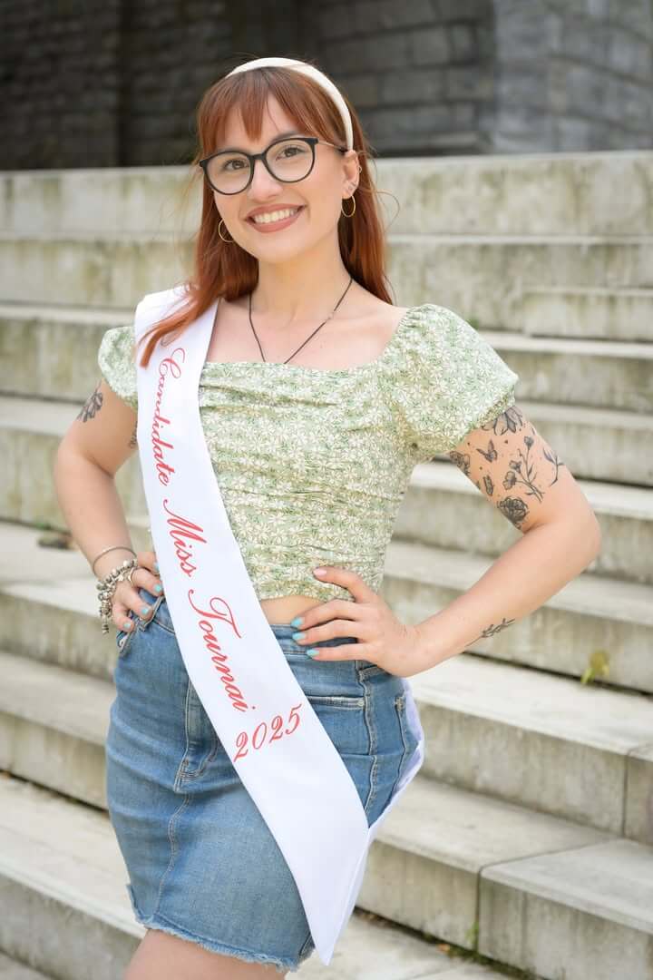 Adélie Hermal, candidate Miss Tournai 2025, maquilleuse professionnelle, pose élégamment à Tournai.