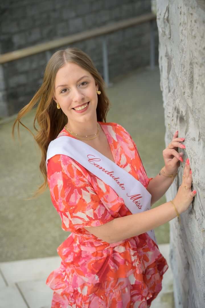 Portrait de Kimberly, candidate n°9, Miss Tournai 2025, passionnée d'immobilier, sport et reconnaissance de l'endométriose.