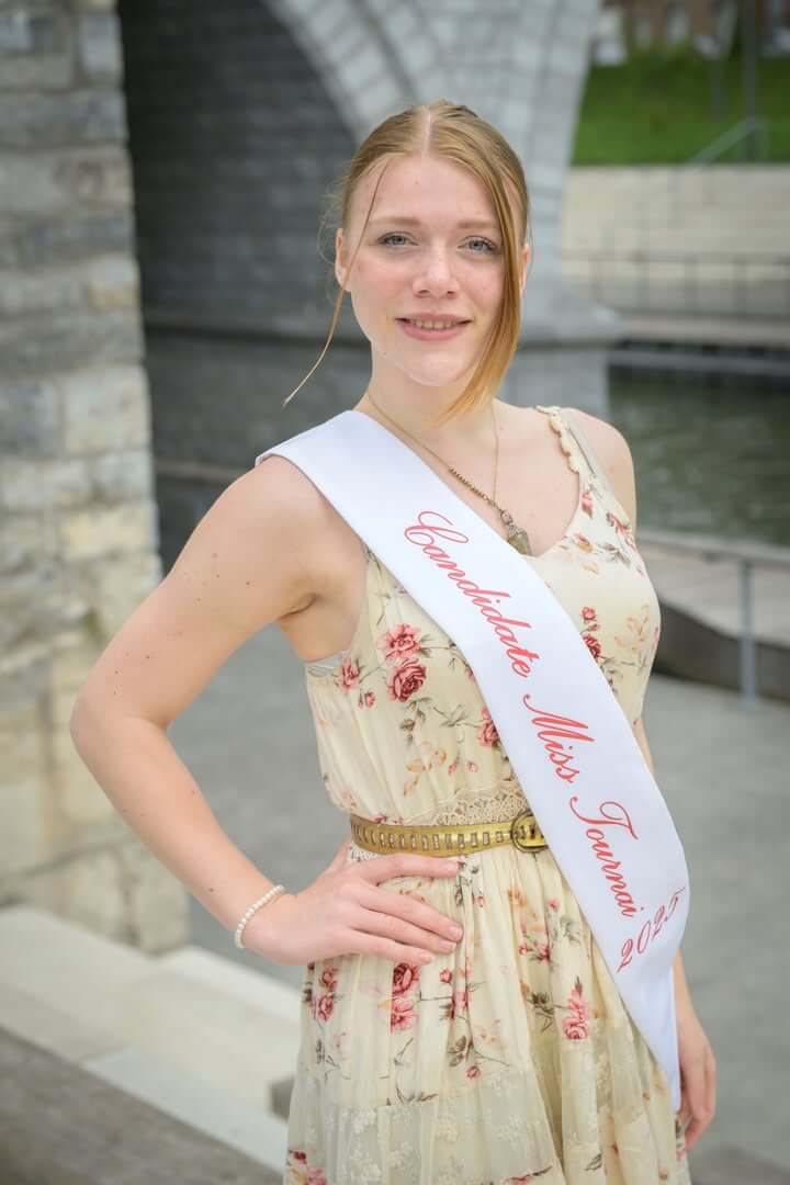 Alissia Millitari, candidate Miss Tournai 2025, passionnée de maquettes et photographie, promoteur d'authenticité.