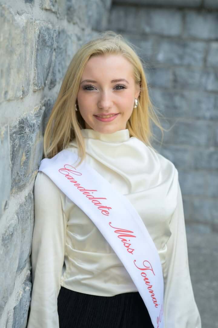 Jade, finaliste de Miss Tournai 2025, 19 ans, étudiante à l'IESPP, passionnée de danse et musculation.