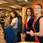 Miss Tournai Catherine et Lola lors du lancement officiel de la foire de Tournai, entourées des organisateurs de l'événement.