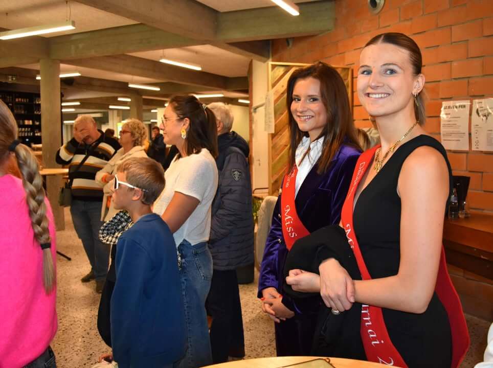 Miss Tournai Catherine et Lola lors du lancement officiel de la foire de Tournai, entourées des organisateurs de l'événement.