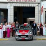 Finalistes Miss Tournai 2025 avec cadeaux, devant Auto École Cathédrale, recevant cours permis B.