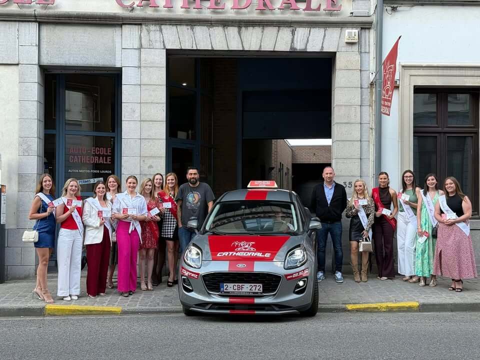 Finalistes Miss Tournai 2025 avec cadeaux, devant Auto École Cathédrale, recevant cours permis B.