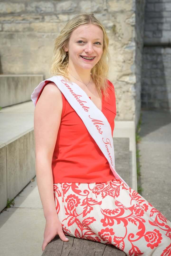 Portrait de Julie Fievet, candidate n°4 Miss Tournai 2025, sociable et passionnée de tennis de table, 18 ans, Vaulx.
