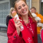 Les candidates de Miss Tournai visitent la ville, guidées par des élues, après avoir dégusté Aux Glaces d'Antan.