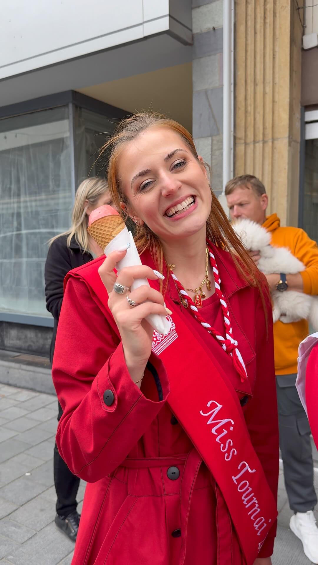 Les candidates de Miss Tournai visitent la ville, guidées par des élues, après avoir dégusté Aux Glaces d'Antan.