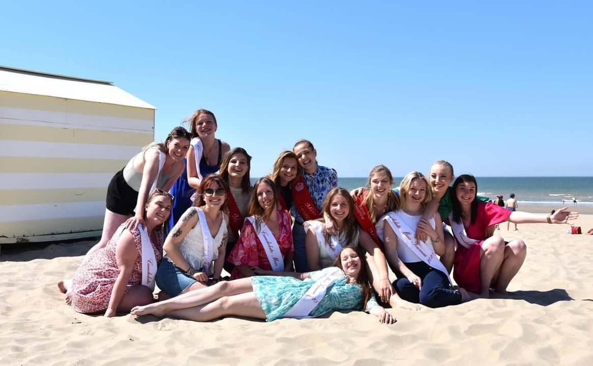 Les Miss Tournai se détendent sur la plage avant la finale du 25 mai.