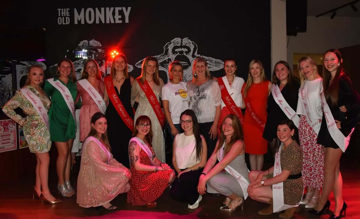 Soirée animée au Monkeys Ols, De Panne: accueil chaleureux, fleurs, cocktails, tapas, Miss Tournai 2025.
