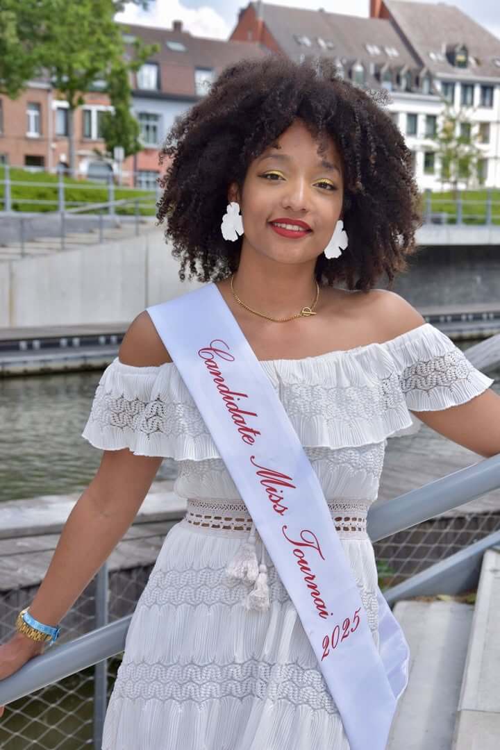 Candidate n°13, Vanhy, 25 ans, aspirante Miss Tournai 2025, souriante en tenue élégante.