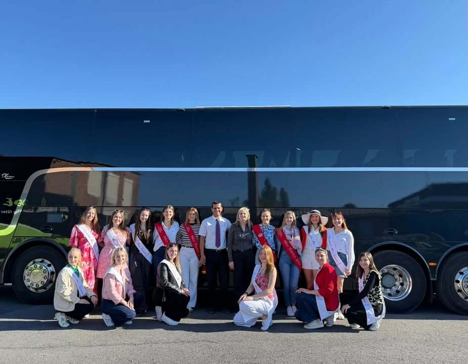 Un bus Jumbo Tourisme transporte des passagers vers La Panne, partenaire clé pour un week-end exceptionnel.